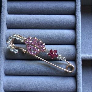 🌟🌟Elegant Pink and Silver Crystal Brooch